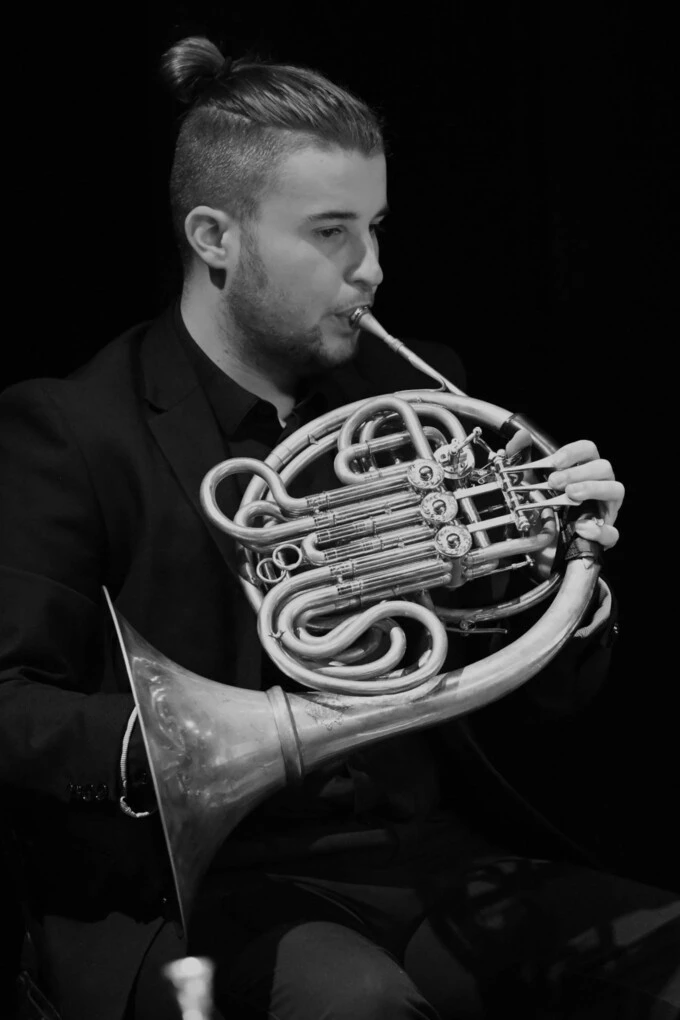 Nathan Chauveaux, corniste du collectif Resonance Brass